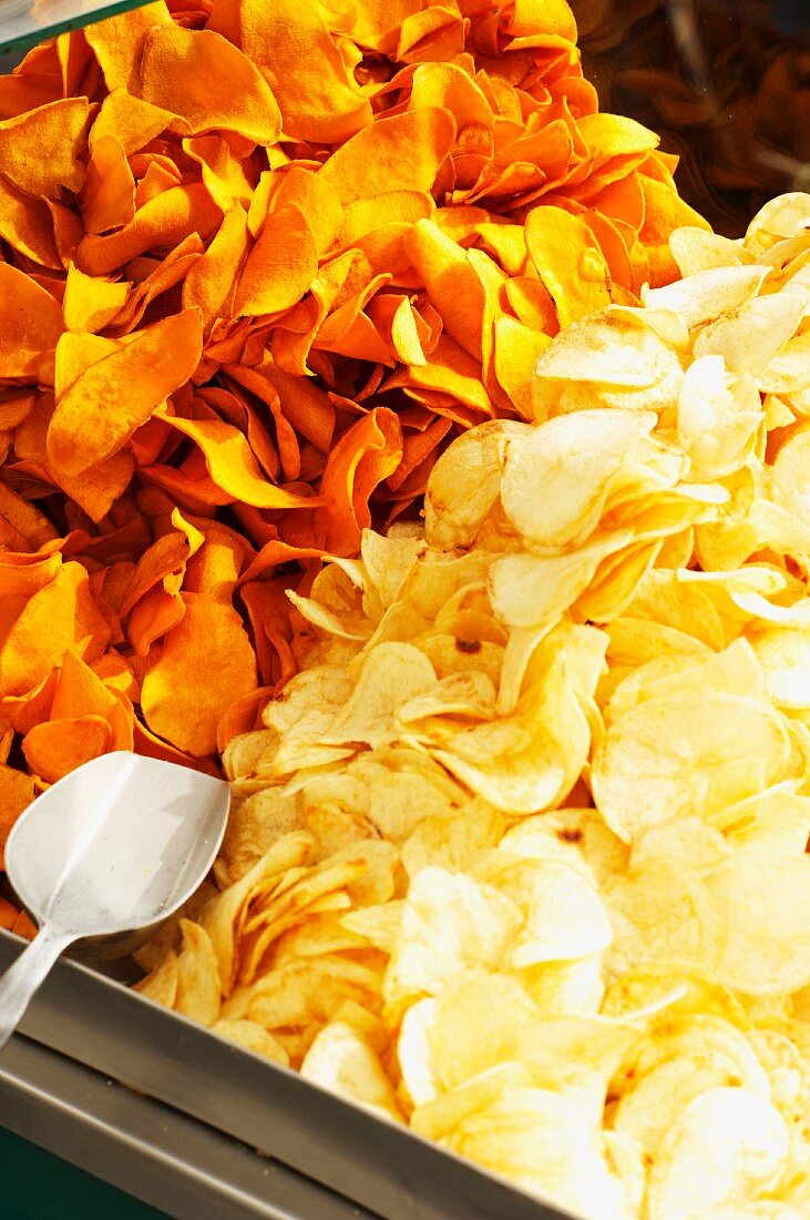 Crisps made from potatoes and from sweet potatoes