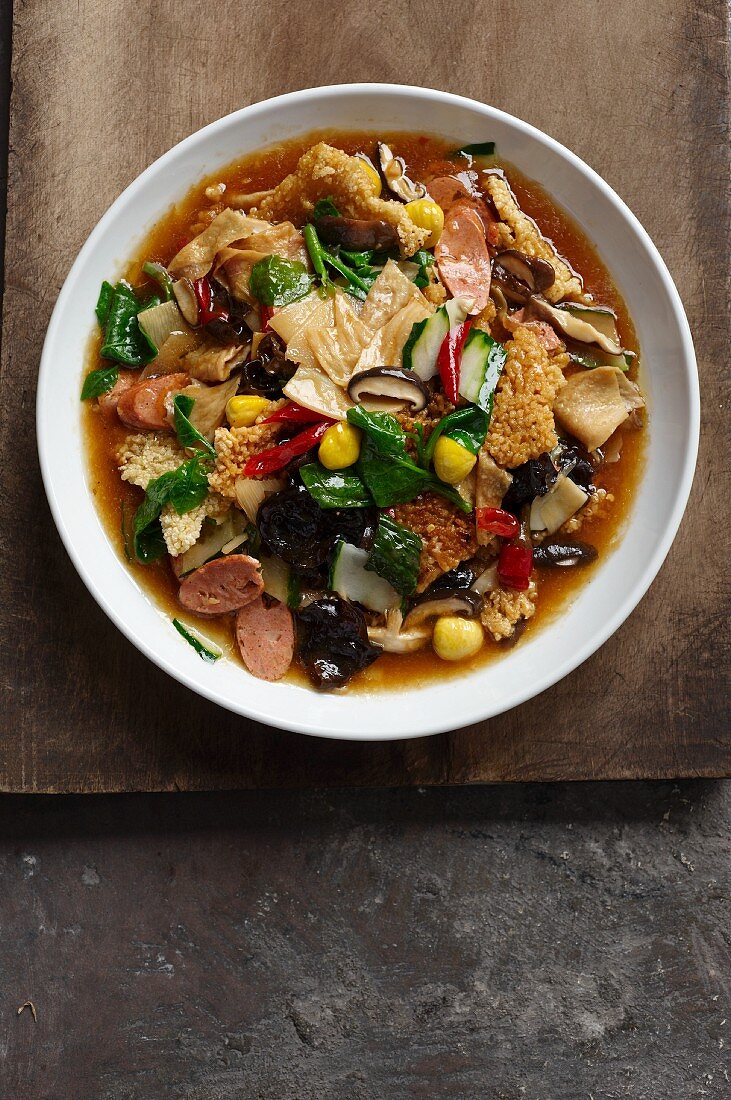 Feuerdrachen-Knusperreis - Chinesische Suppe mit Seitan, Pilzen, vegetarischer Wurstware und Knusperreis