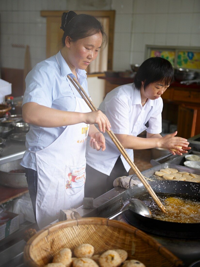 Chinesische Köche bei der Arbeit
