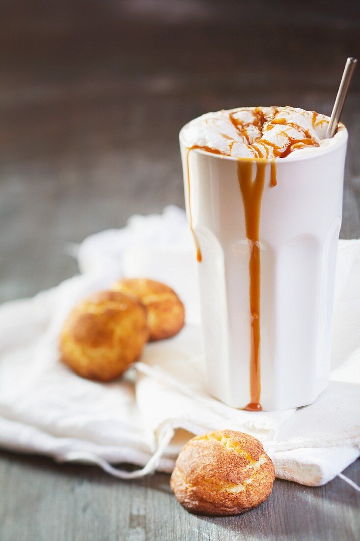 Caramel Latte mit Snickerdoodle (Amerikanisches Zimtplätzchen)