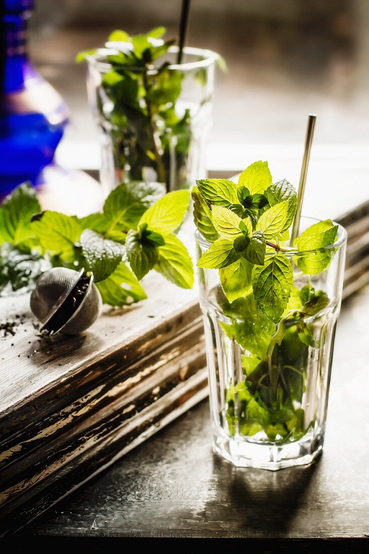 Ingredients for Eastern-style peppermint tea with fresh mint and black tea
