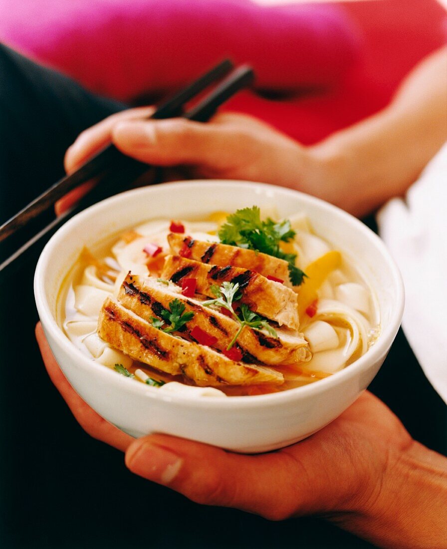 Suppe mit Nudeln & gegrilltem Hähnchenfleisch (Asien)