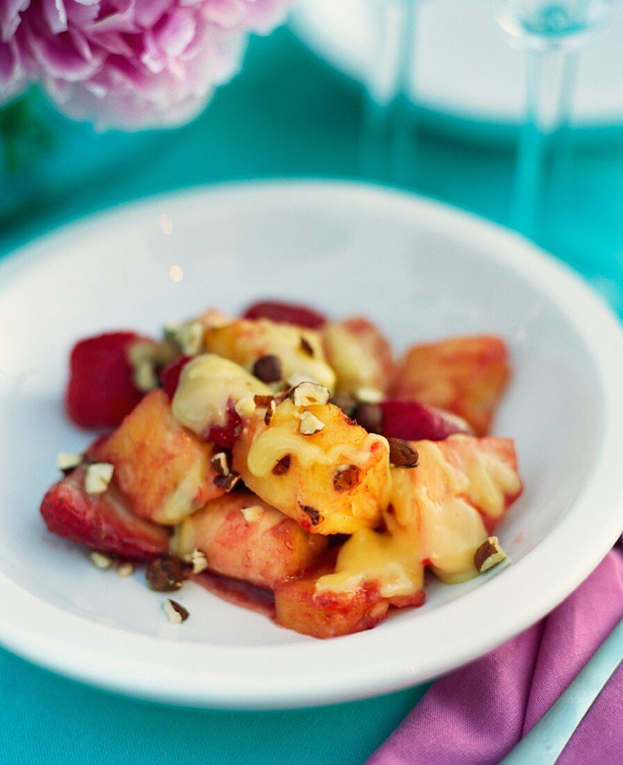 Apfeldessert mit Erdbeeren, Vanillesauce & gehackten Haselnüssen