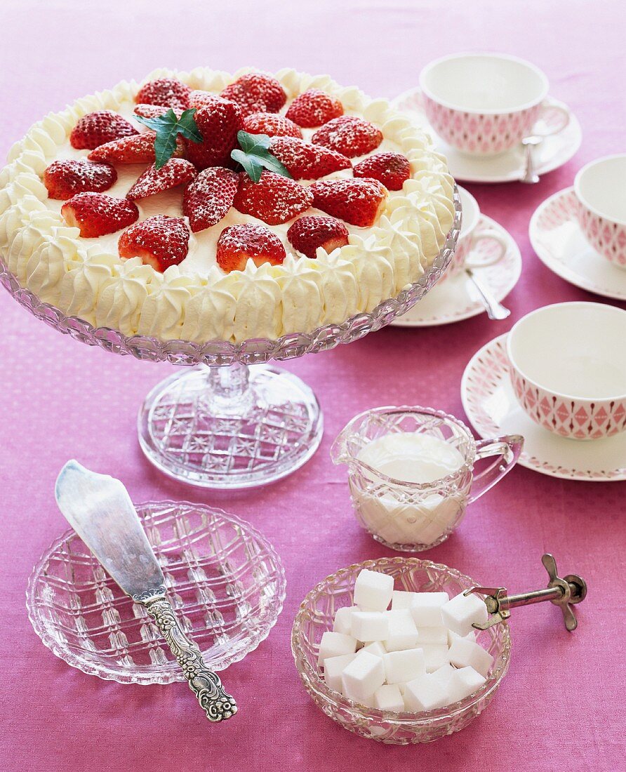 Sahnetorte mit Erdbeeren auf Tortenständer