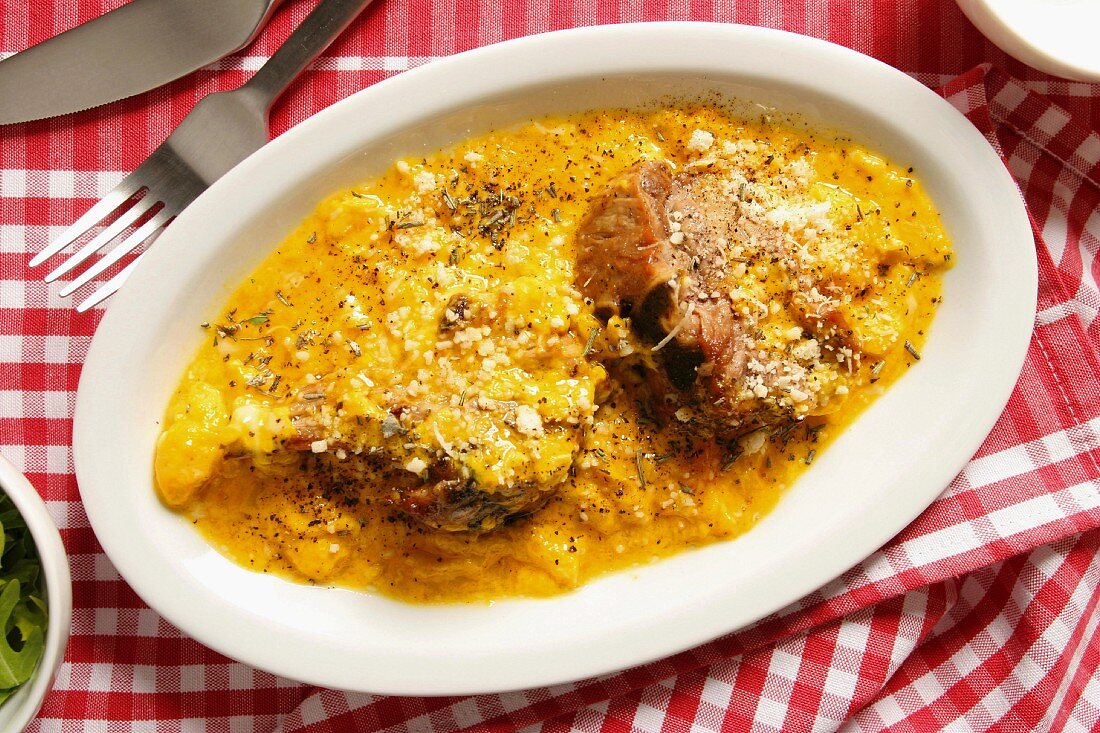 Agnello con cacio e uova (Lammfleisch mit Käse-Ei-Sauce, Italien)
