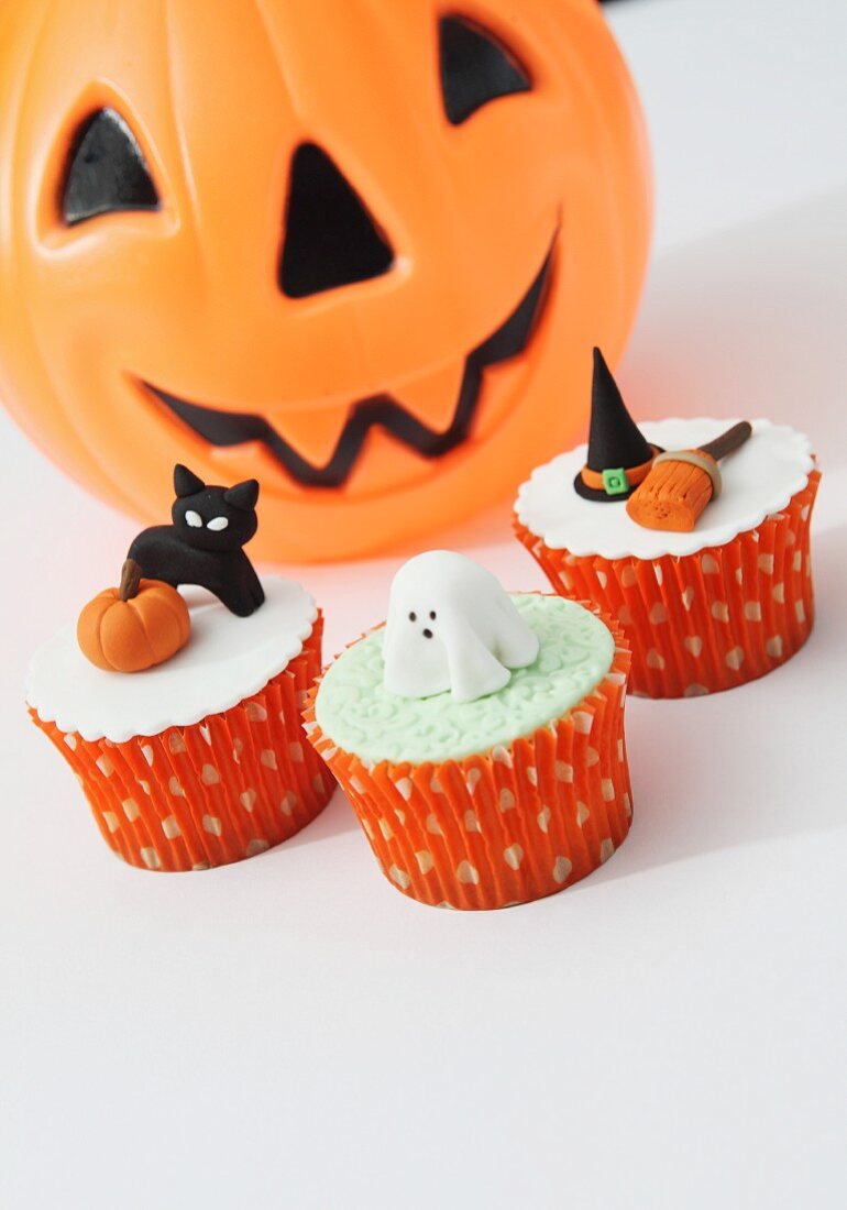 Halloween-Cupcakes mit Fondant-Deko
