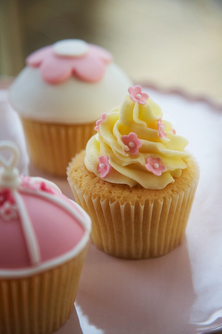 Vanilla cupcakes with sugar flowers