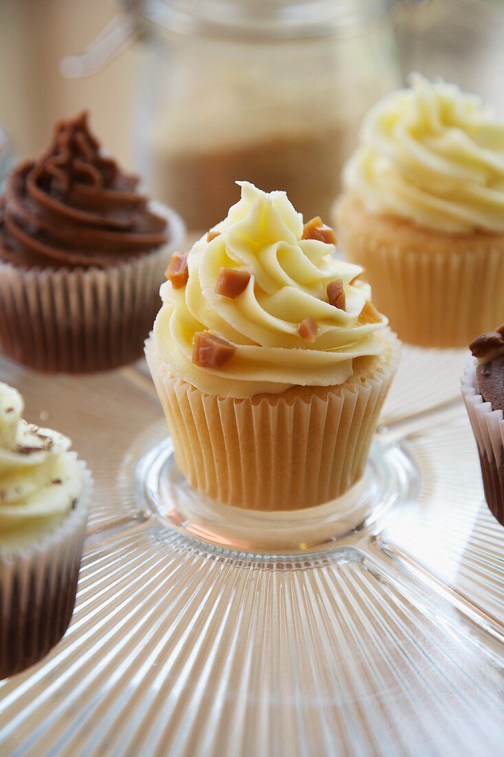 Schokoladen-, Vanille- und Karamell-Cupcakes