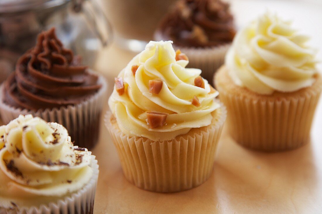 Schokoladen-, Vanille- und Karamell-Cupcakes