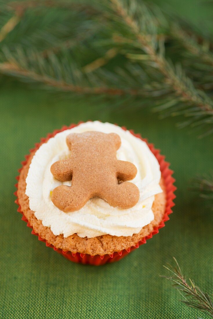 Weihnachts-Cupcake mit Lebkuchenteddybär
