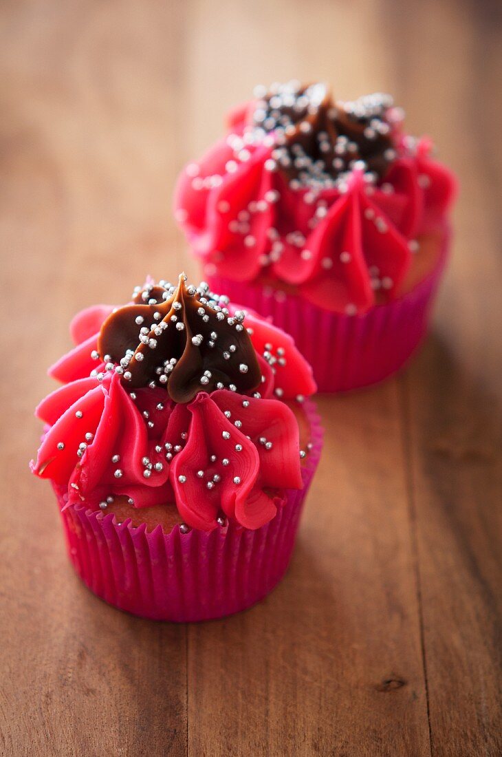 Weihnachts-Cupcakes mit Kirschen-Schokoladen-Creme und Silberperlen