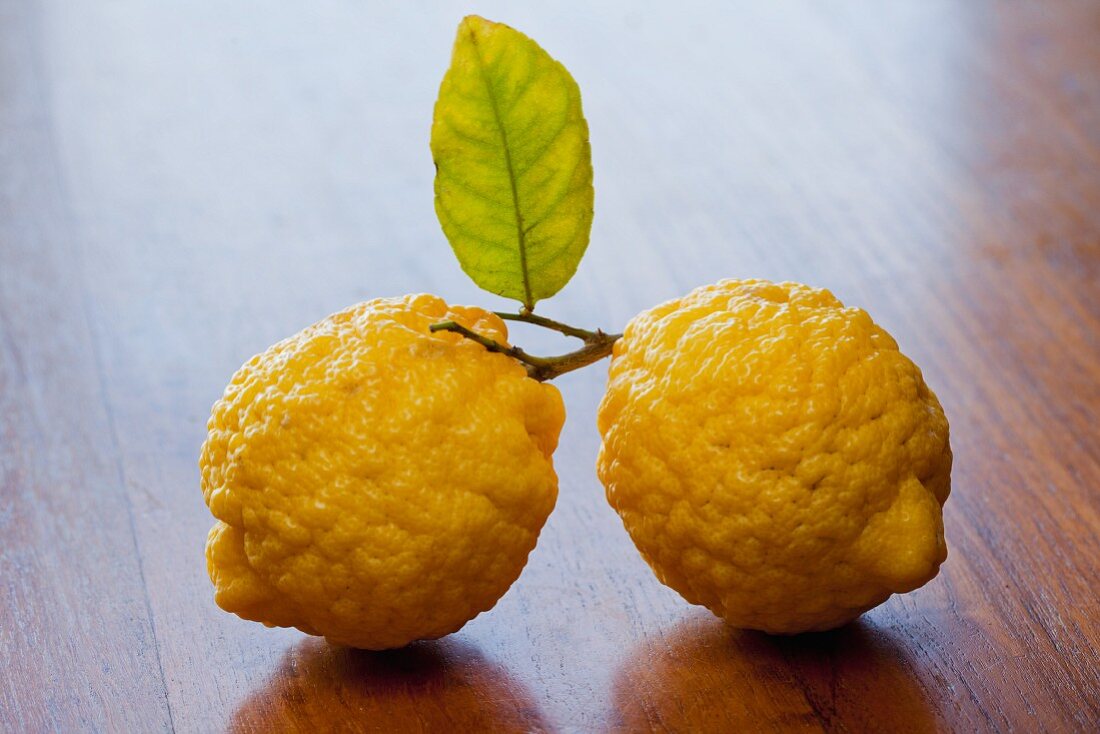 Zwei Zitronen mit Blatt