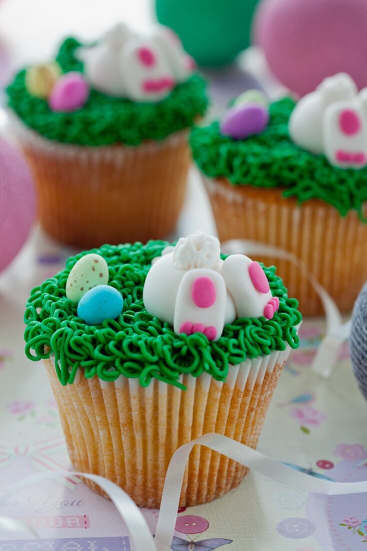 Vanille-Cupcakes mit Buttercreme und Ostersüssigkeiten