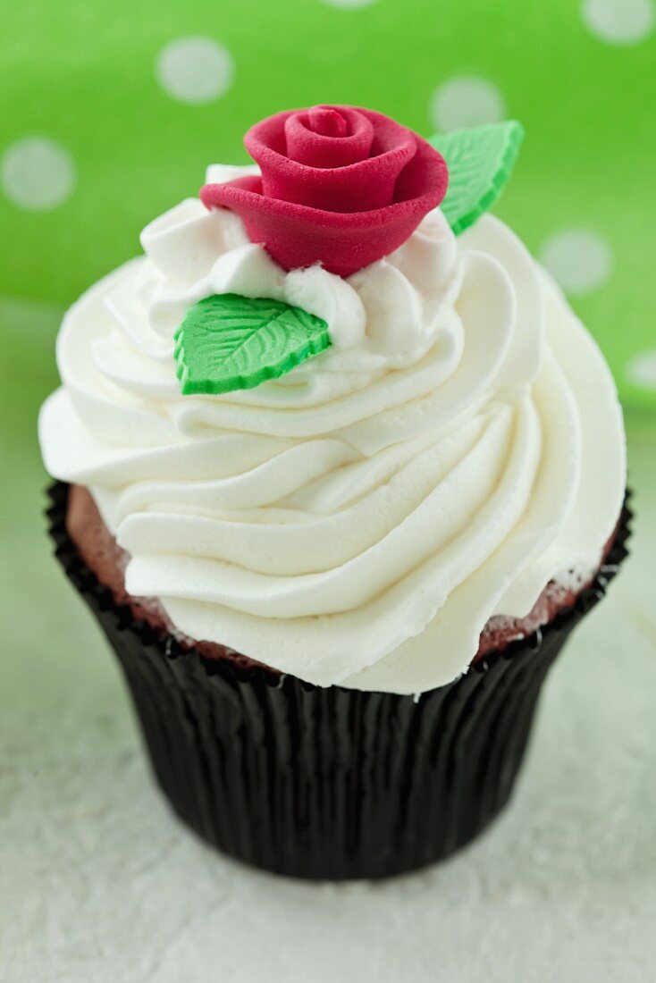 Red Velvet Cupcake mit Frischkäsecreme und Zuckerrose zur Hochzeit