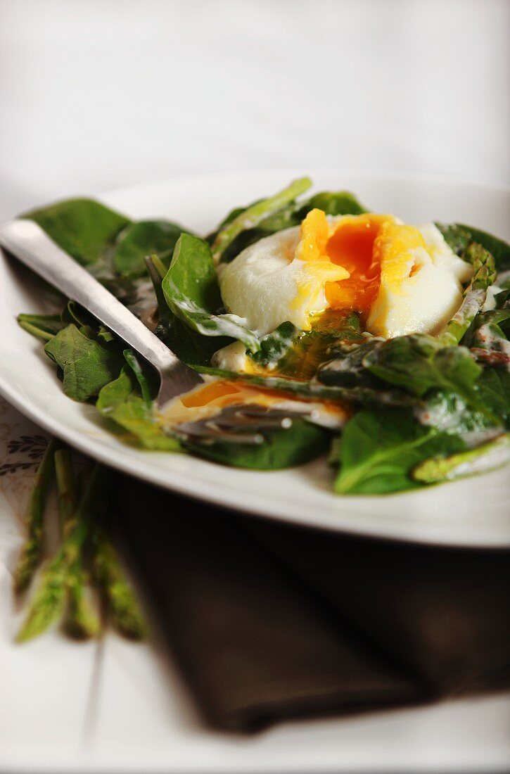 Spinach and asparagus salad with poached egg
