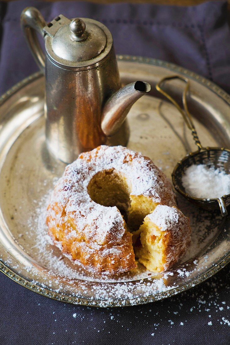 Apfel-Guglhupf mit Puderzucker