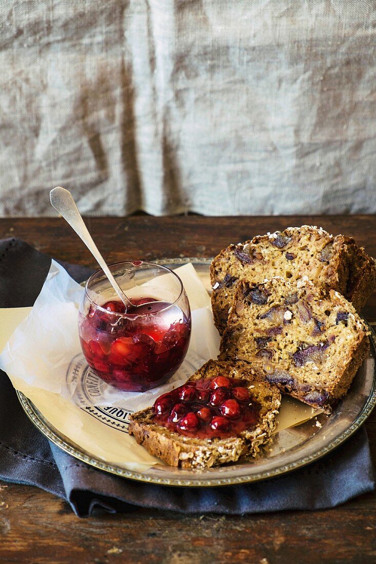 Früchtekuchen mit Kornelkirschmarmelade