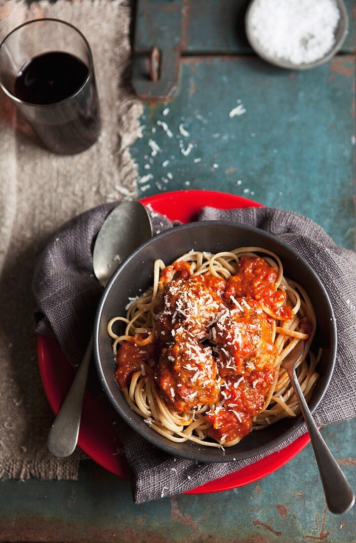 Spaghetti with meatballs and tomato sauce (view from above)