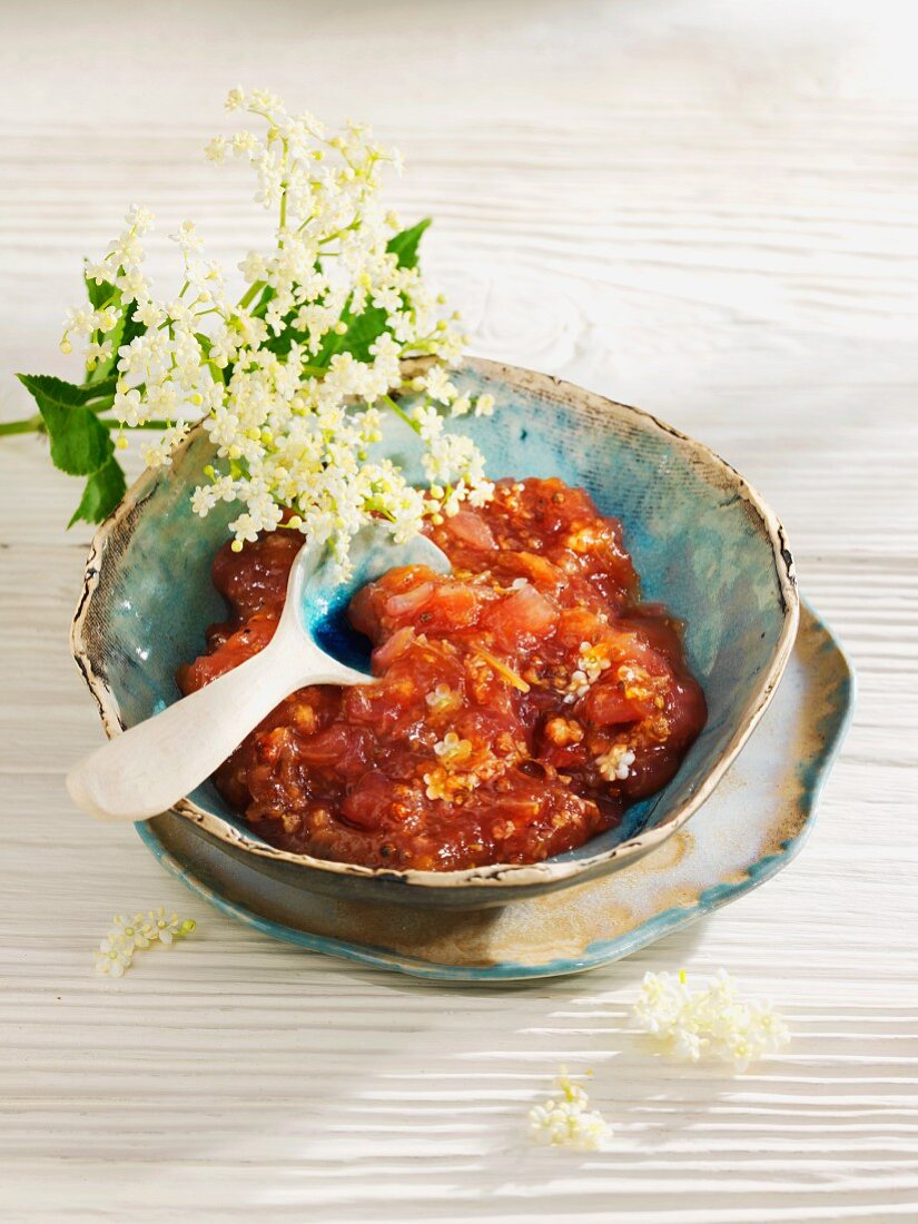 Rhabarberchutney mit Holunderblüten