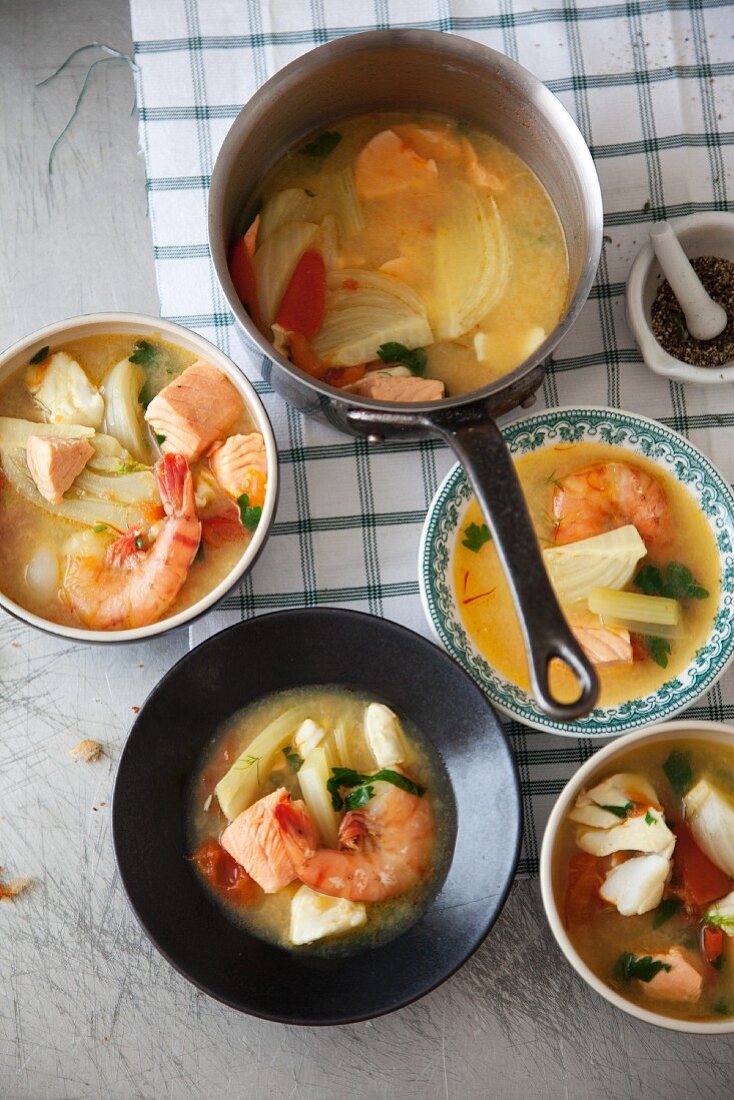 Französische Fischsuppe mit Garnelen, Wildlachs und Kabeljau