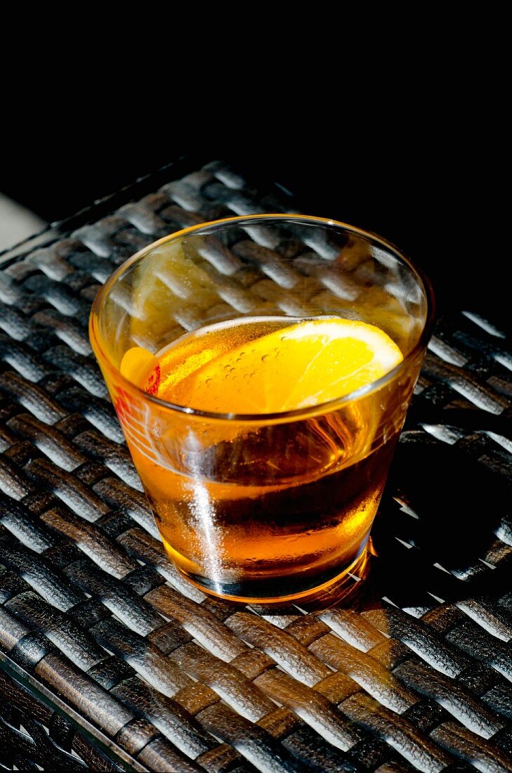 Crodino Bitter Drink mit Orangenscheibe