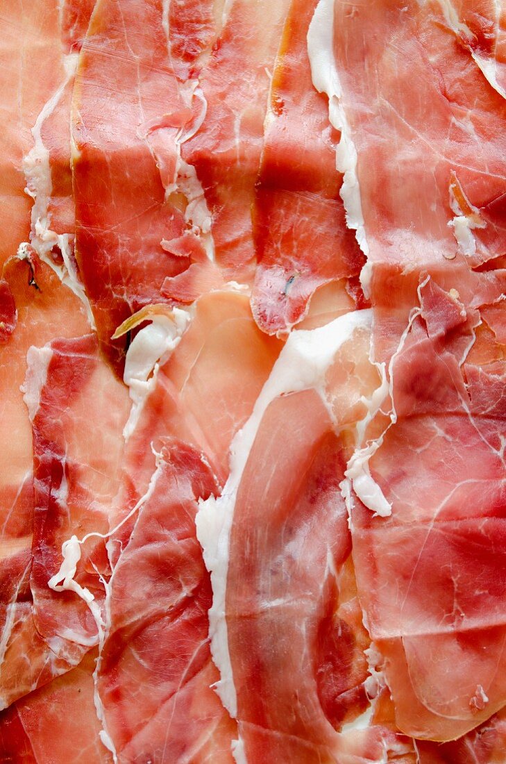 Mehrere Scheiben Prosciutto aus Sardinien (bildfüllend)