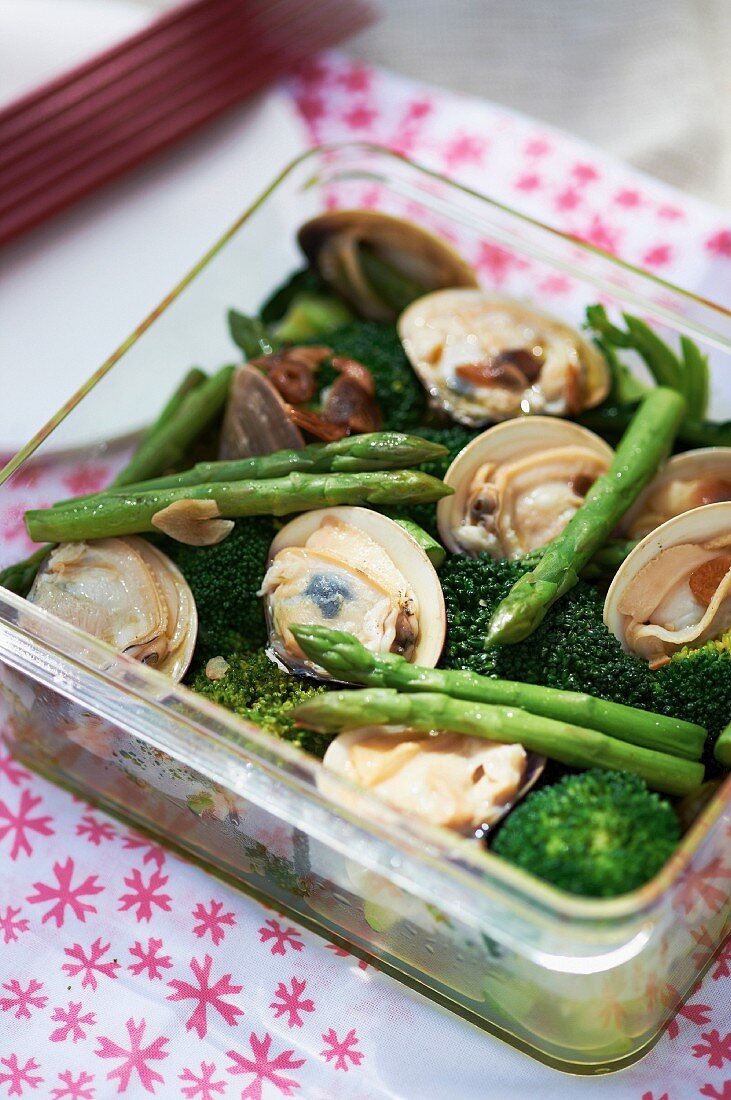 Japanisches Muschelgericht mit grünem Spargel und Brokkoli