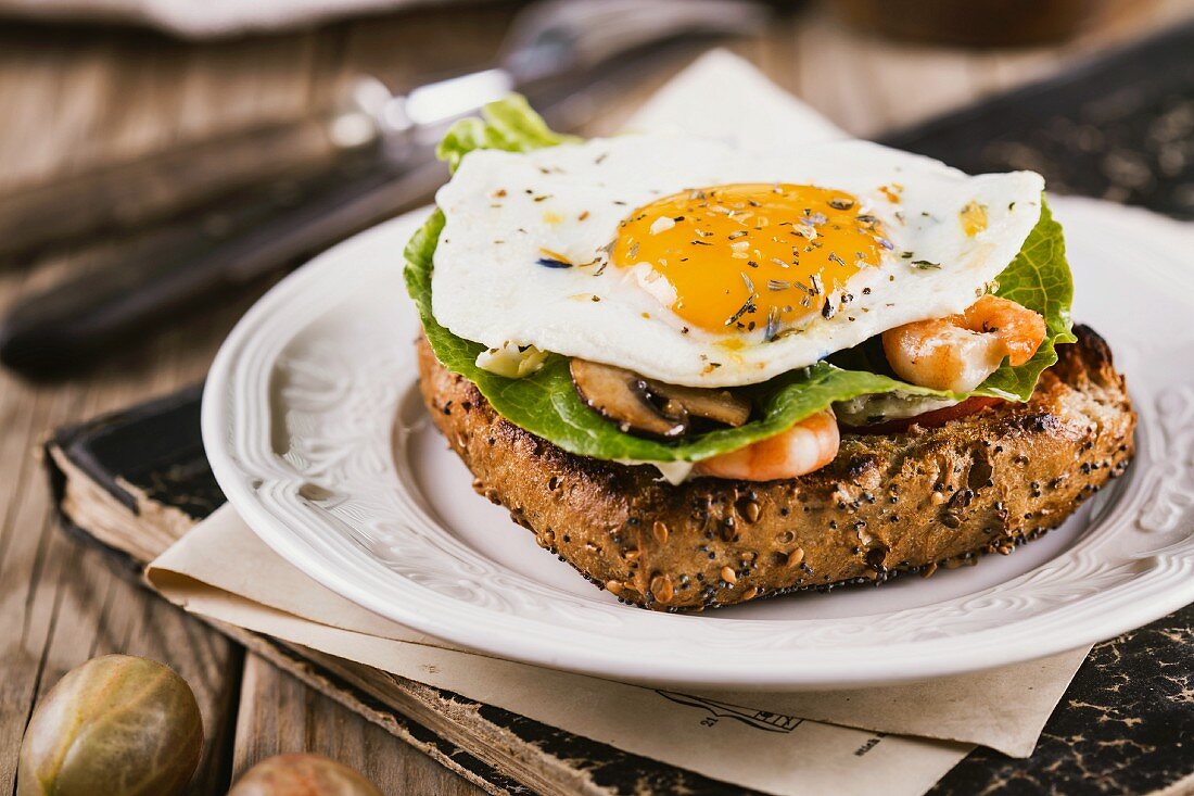 Spiegelei mit Champignons und Garnelen auf Toast