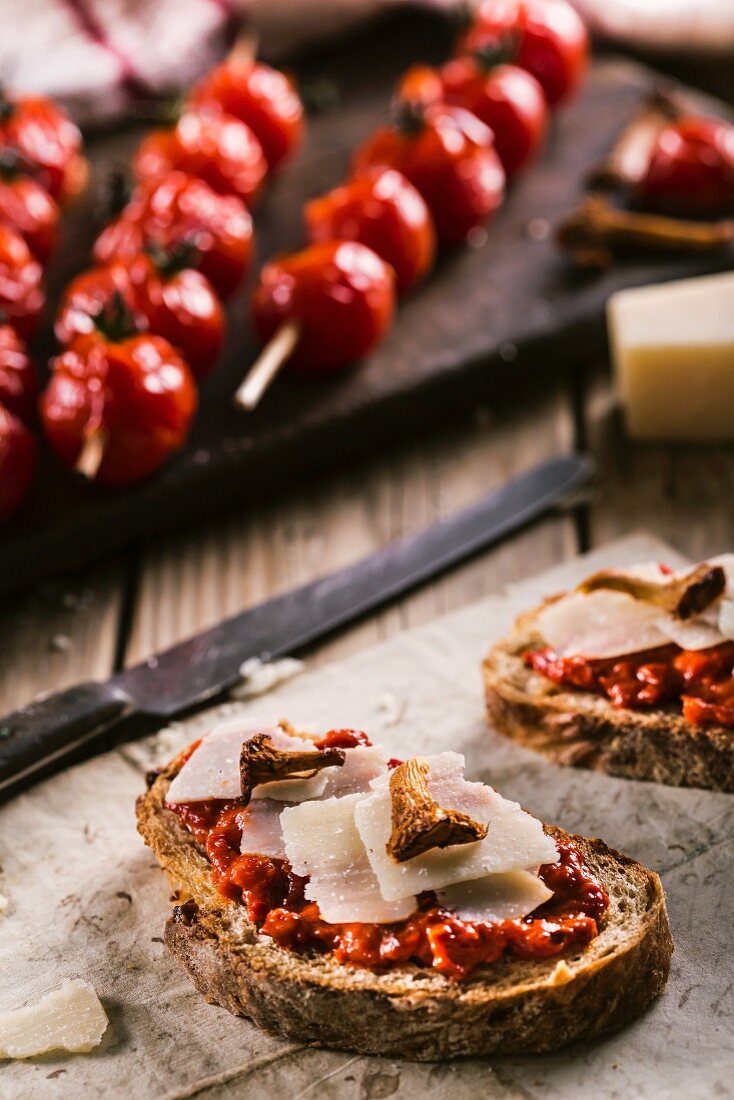 Bruschetta mit Pfifferlingen und Parmesan und würzige Grilltomaten