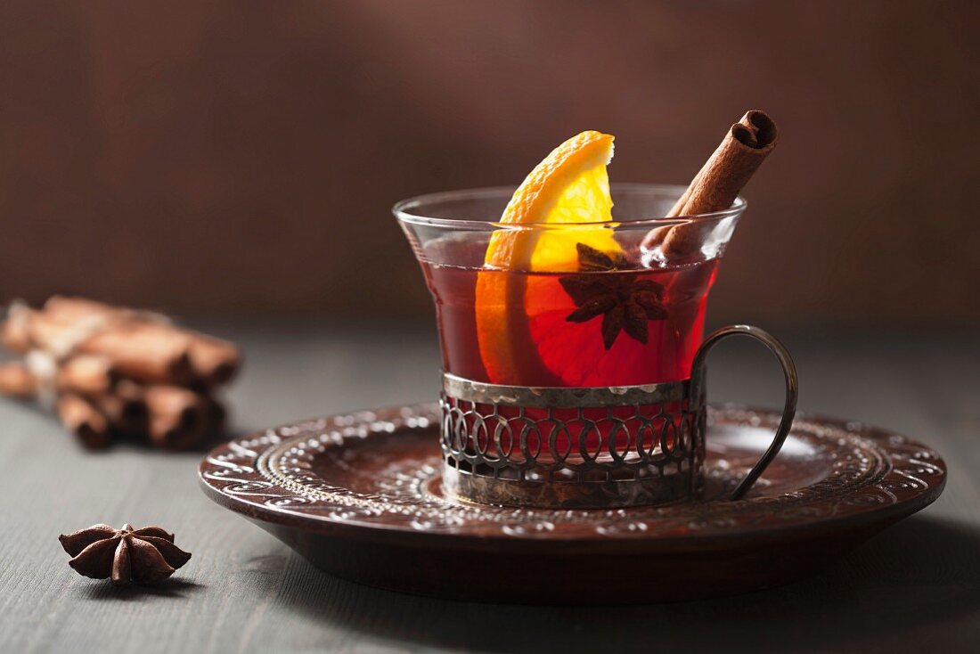 Glühwein mit Orangen, Zimt und Sternanis