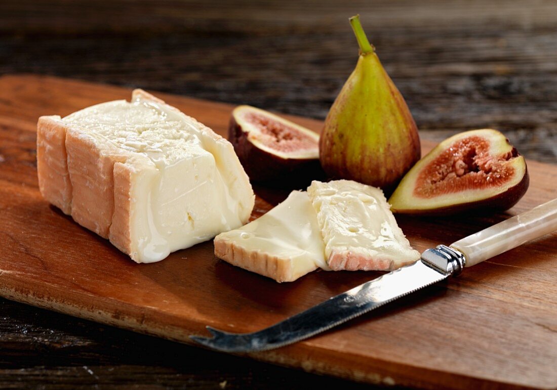 taleggio cheese with figs