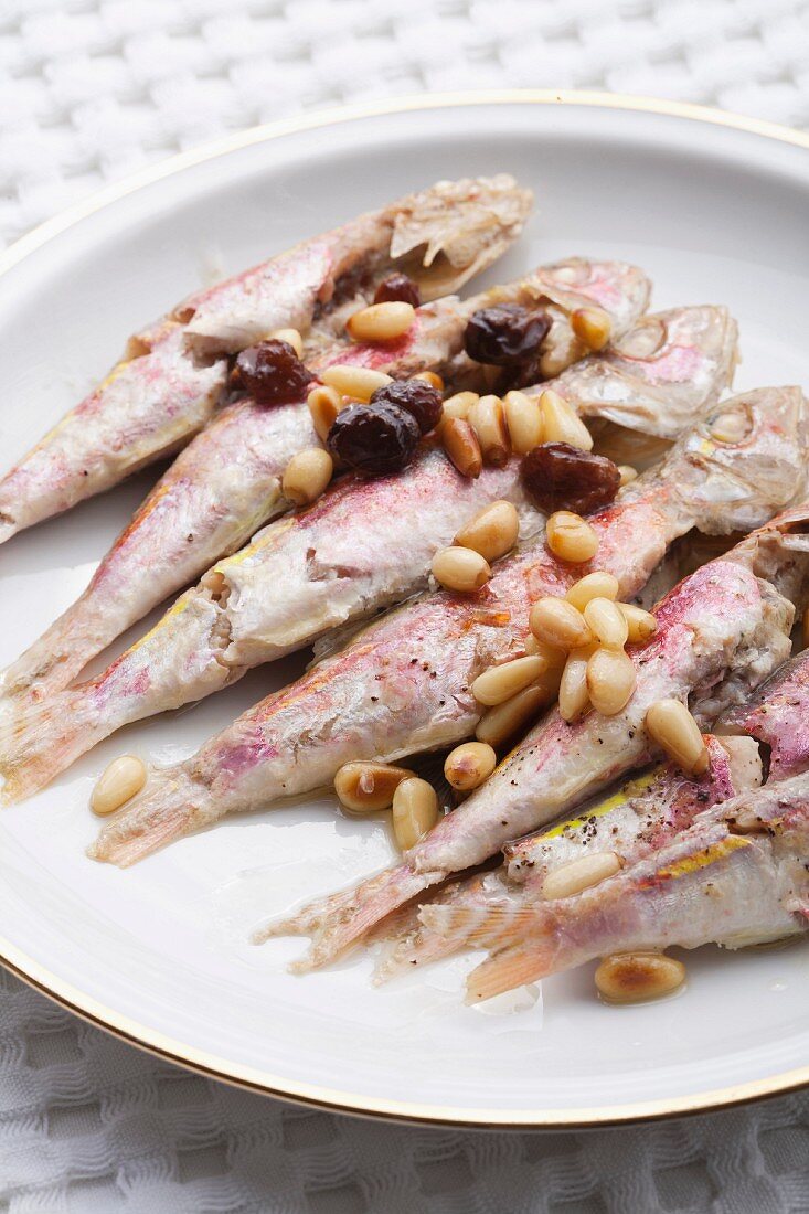 Fried red mullet with raisins and pine nuts