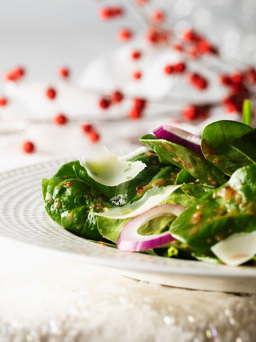 Spinatsalat mit Zwiebeln, Parmesan und Cranberry-Vinagrette