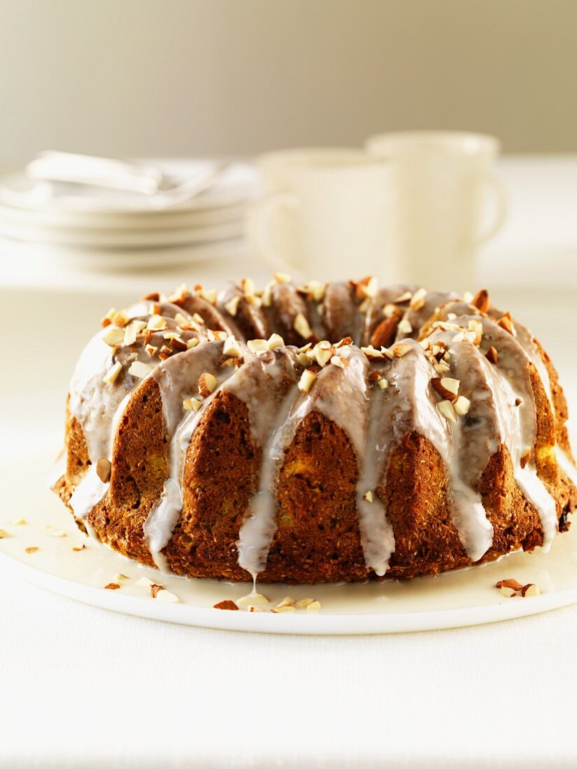 Vollkorn-Möhren-Kuchen mit Kleie und gehackten Nüssen