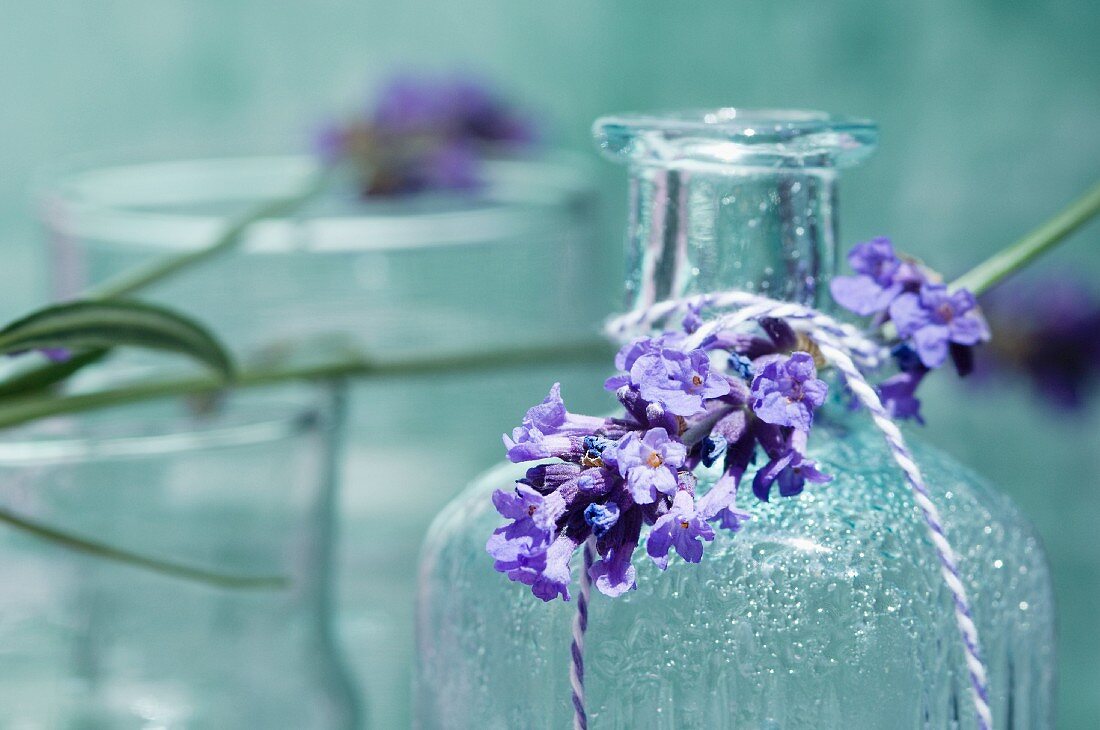 Lavendelzweig an Flasche mit Aromaöl