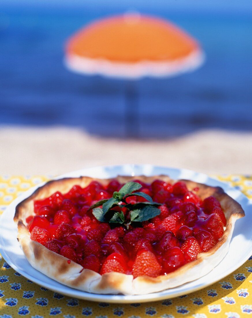 Erdbeer-Himbeer-Tarte am Strand