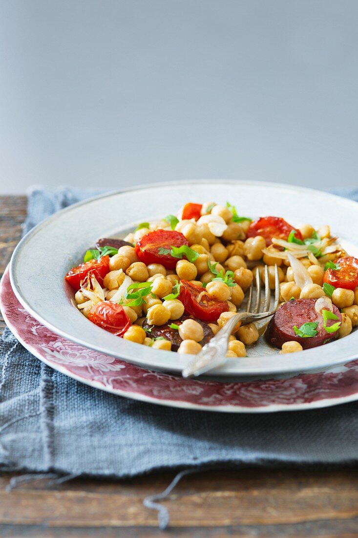 Kichererbsensalat mit Tomaten und Wurst