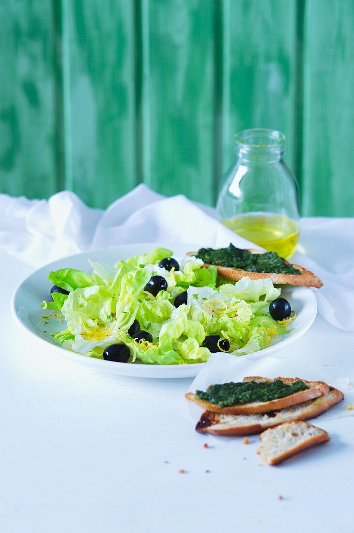 Kopfsalat mit Oliven und Zitronendressing