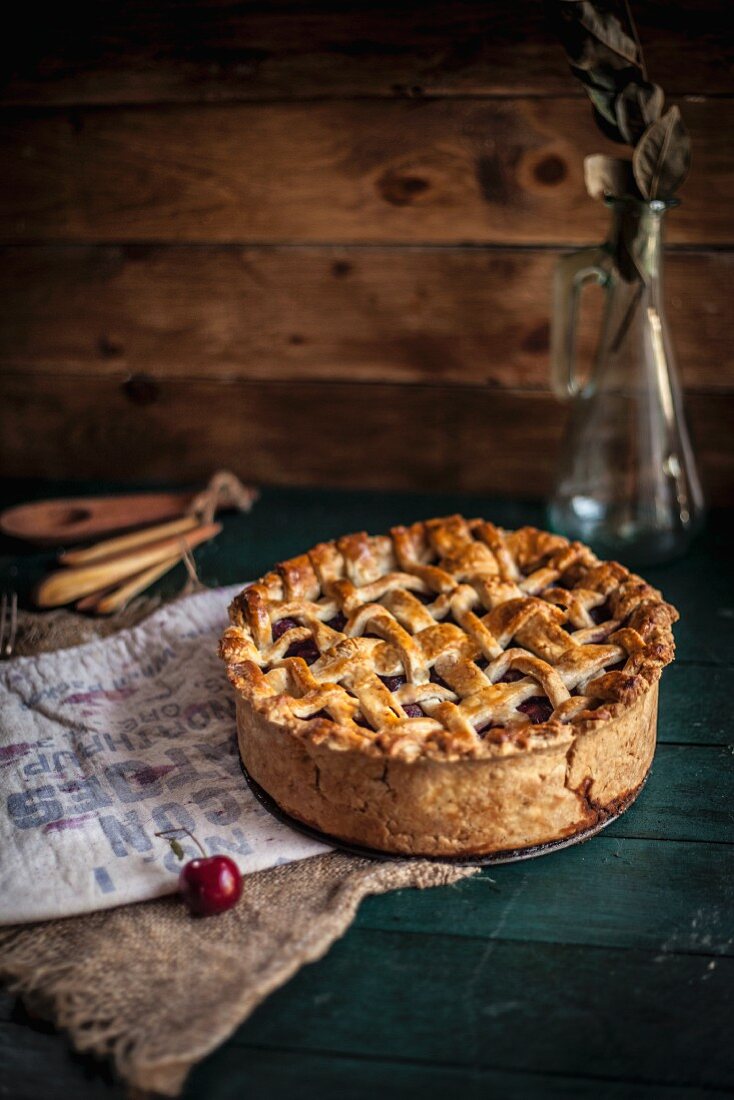 Balsamico-Kirsch-Kuchen mit Mürbteiggitter