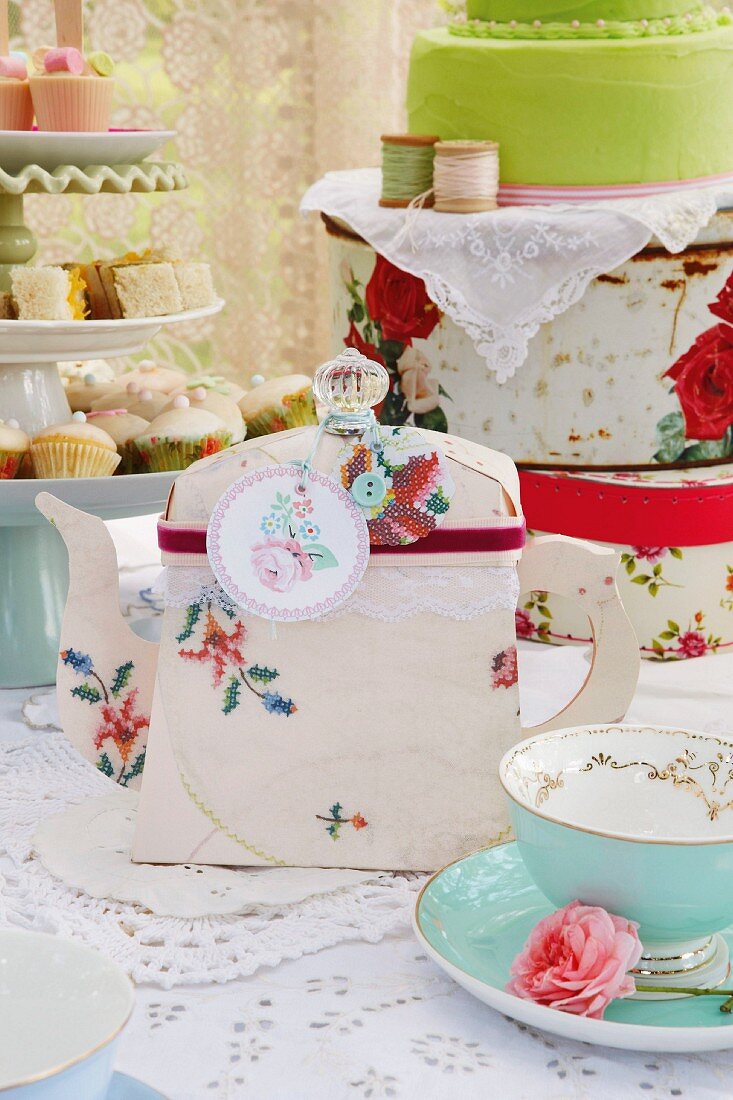 Nostalgische Kinderparty im Garten mit Tee, Kuchen, Gebäck und Geschenken