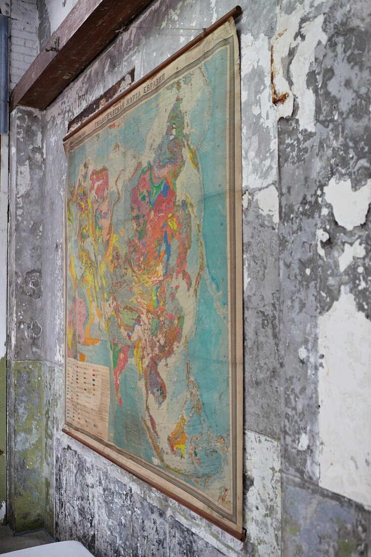 Antike Landkarte an abblätternder Wand