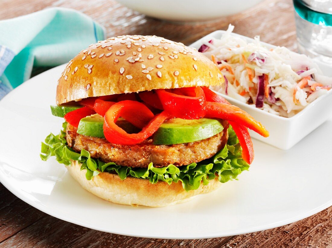 Veganer Burger mit Avocado und Paprika