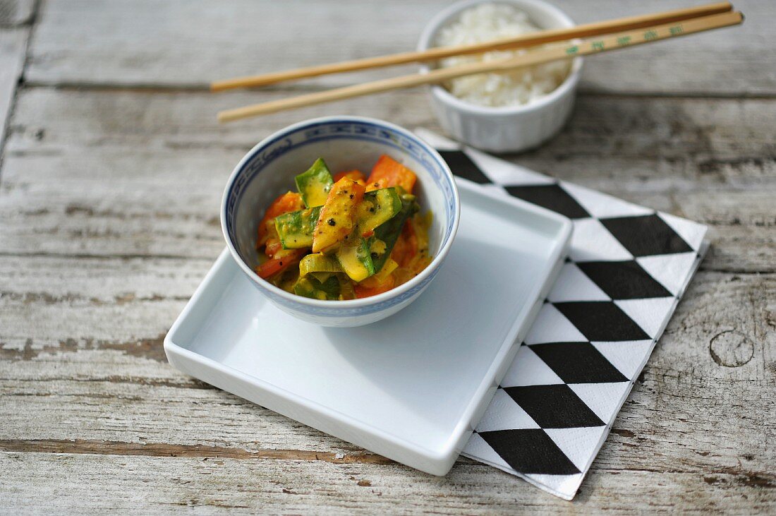 Gemüsecurry mit Karotten & Lauch in asiatischem Schälchen