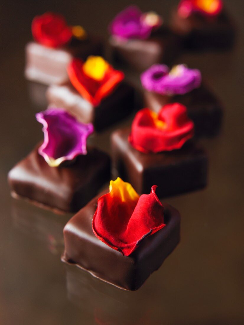 Schokoladenkonfekt mit Rosenblättern
