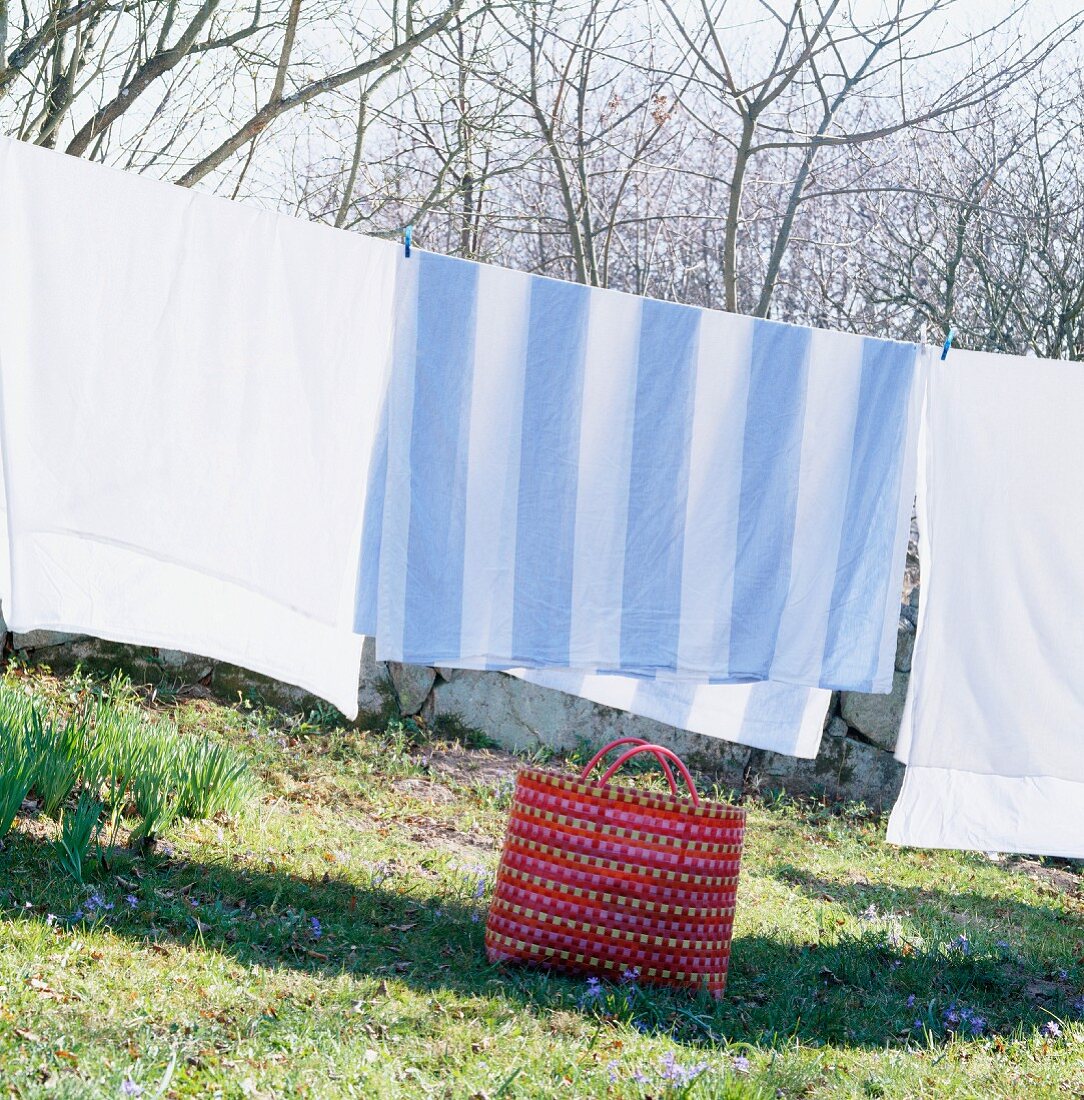 In der Sonne trocknende Bettwäsche