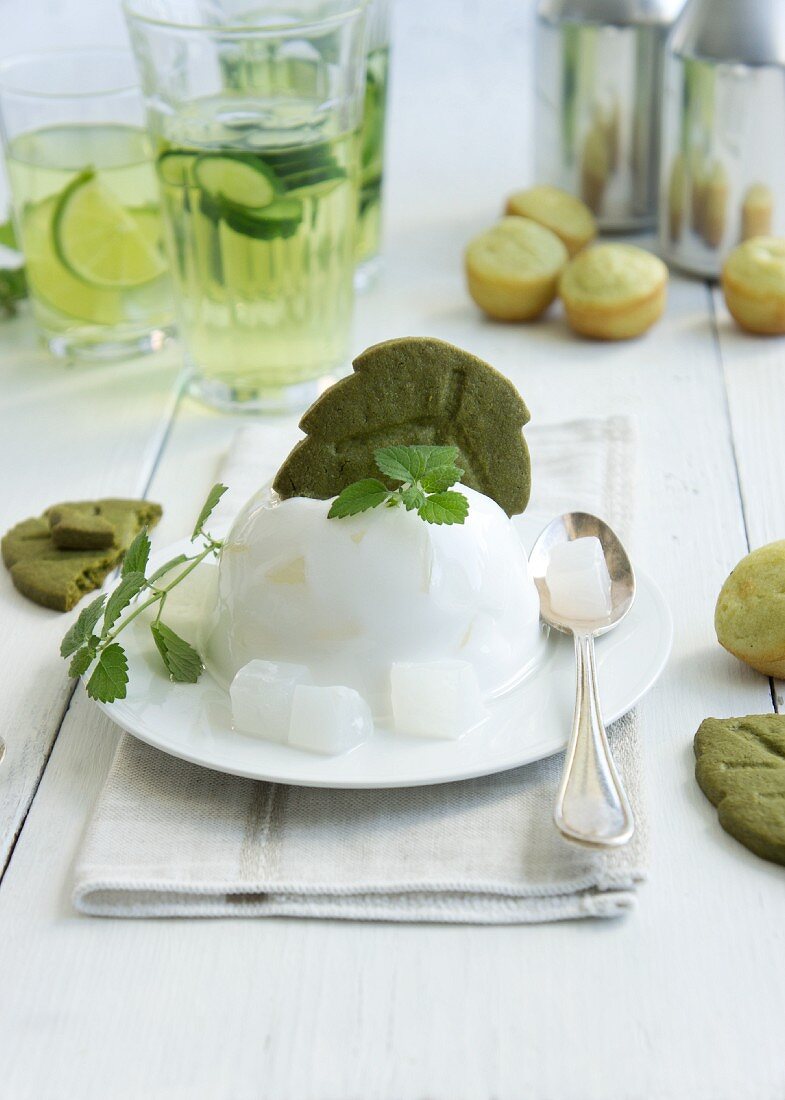 Kokusnusspudding mit Waldmeisterplätzchen