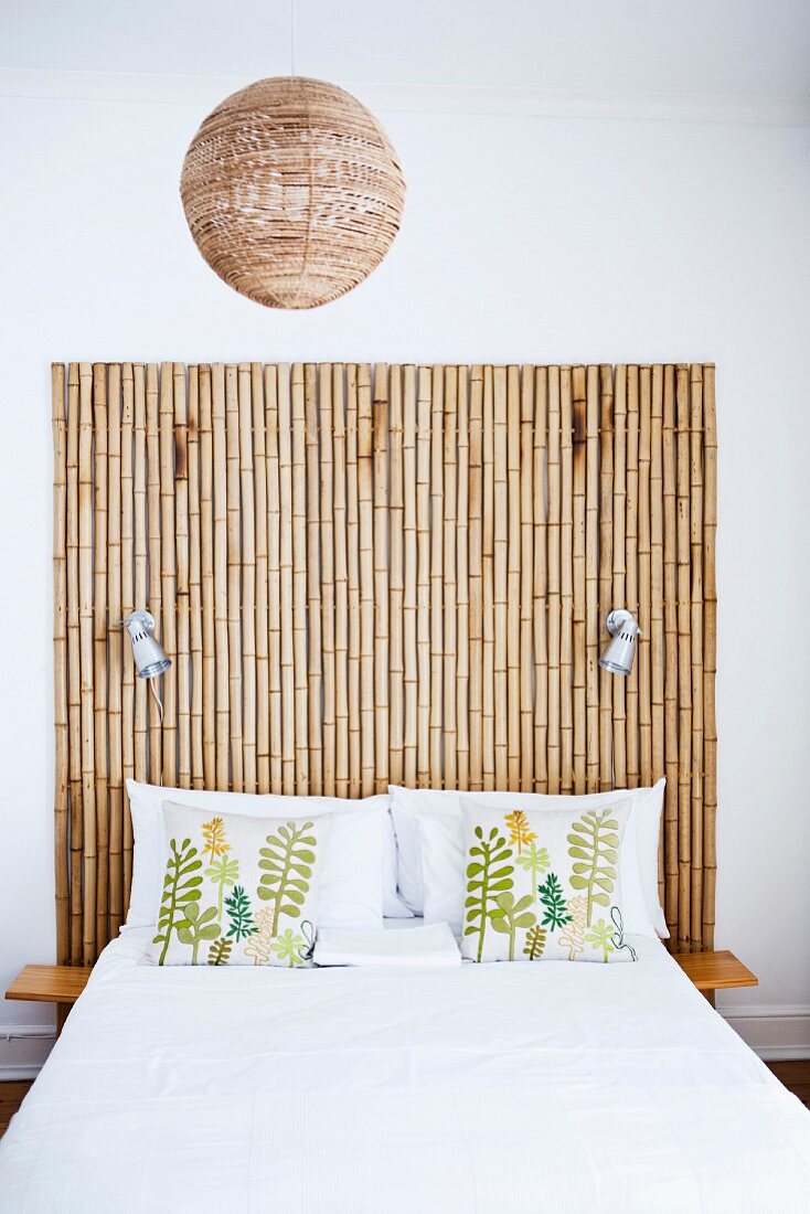 Doppelbett mit Bambusstäben als Rückwand