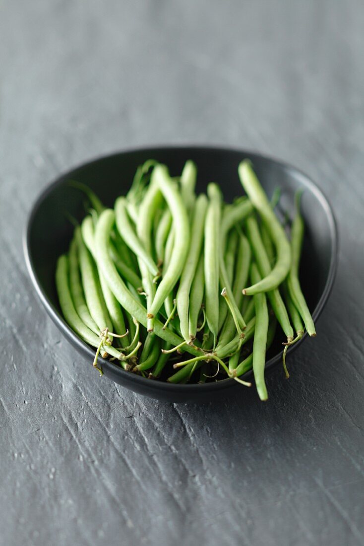 Fresh green beans in a bowl