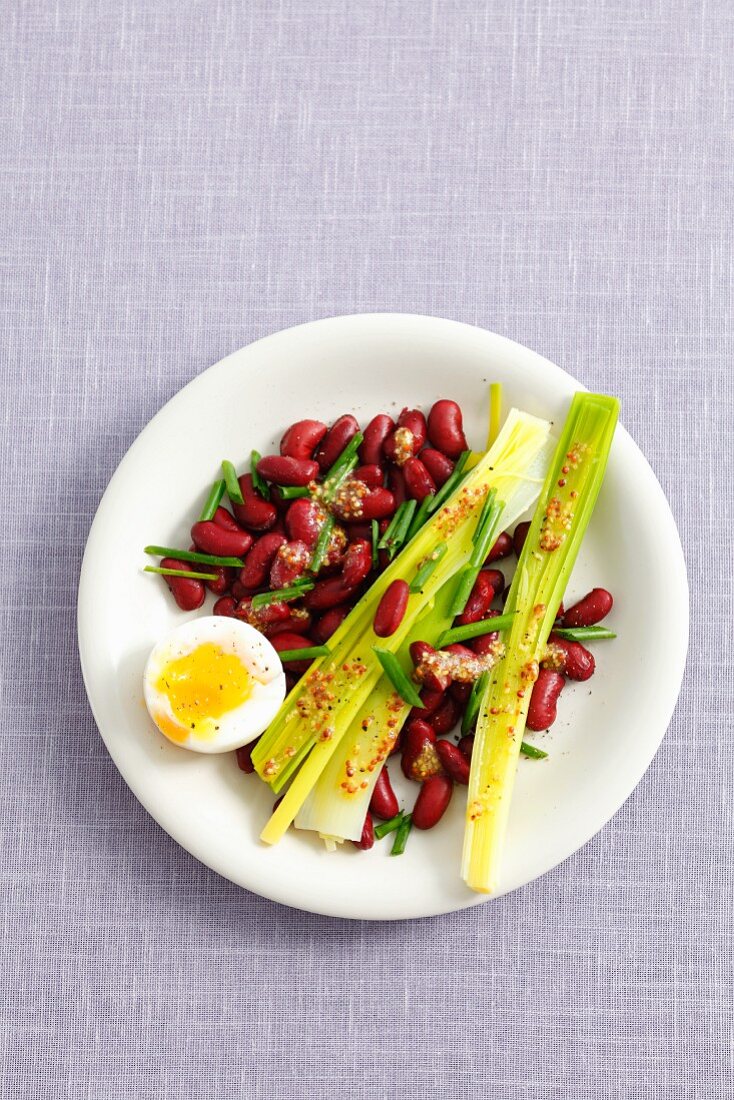 Kidneybohnensalat mit Lauch, weichem Ei und Senfvinaigrette