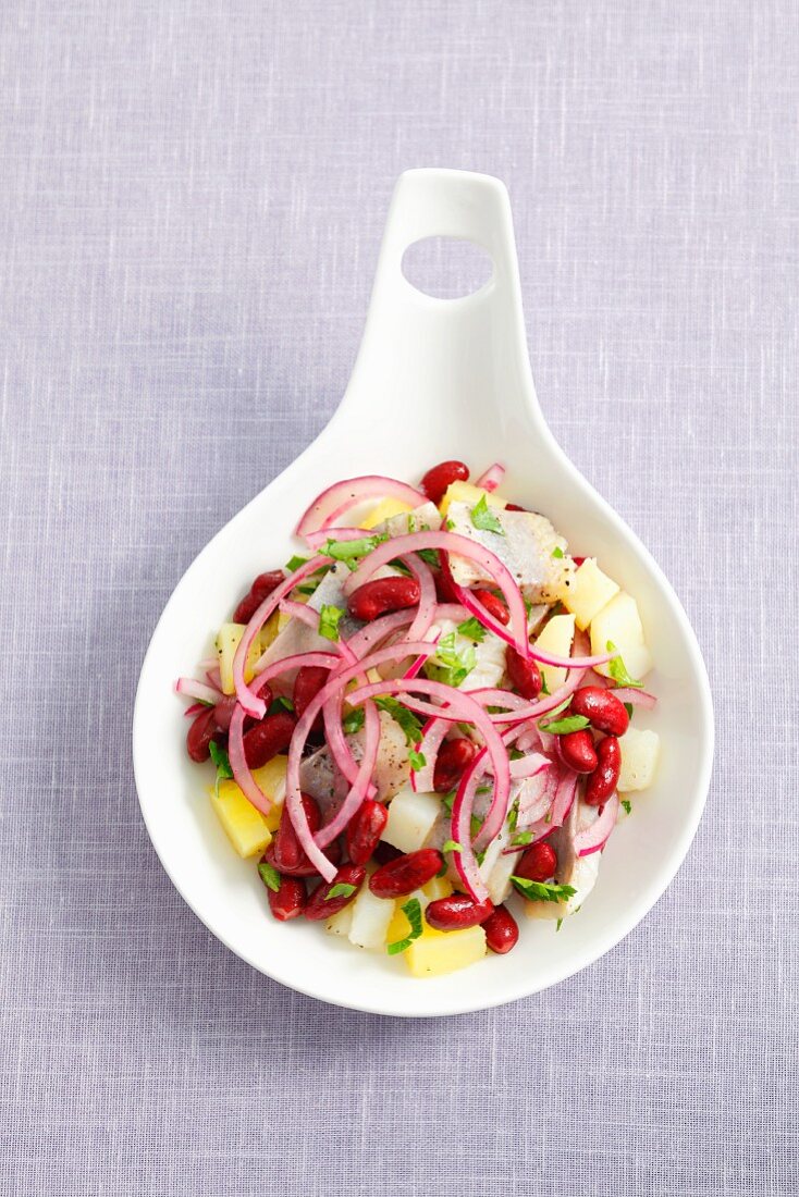 Kartoffel-Hering-Salat mit Kidneybohnen und roten Zwiebeln